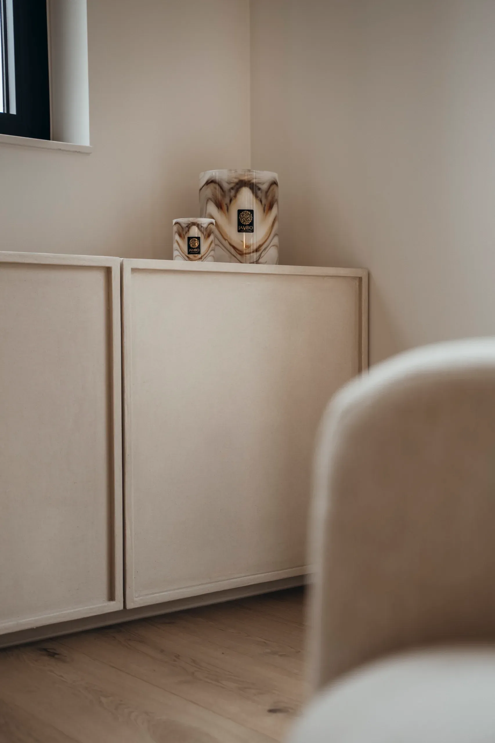 Maatkast in kalktint, vlak weggewerkt in de wand